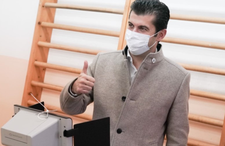 Един от лидерите на Продължаваме промяната Кирил Петков гласува на